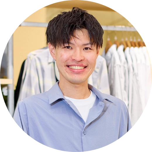 笑顔で正面を向くK.K.さん