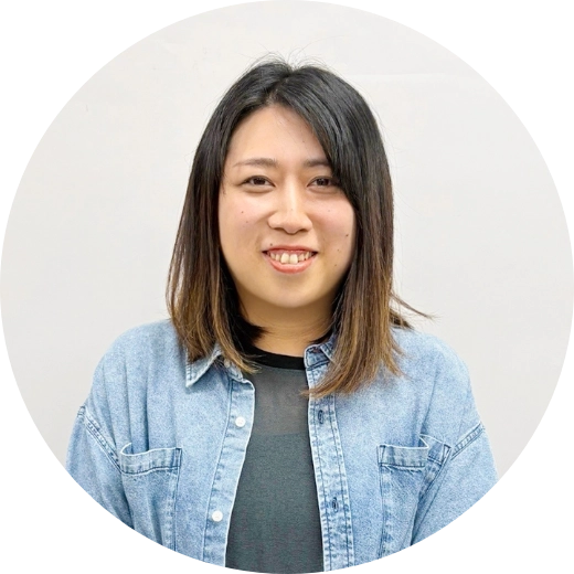 笑顔で正面を向くS.A.さん