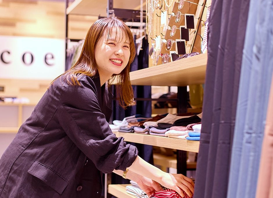 アパレル販売スタッフ（正社員）のH.Y.さんが商品を整理する様子