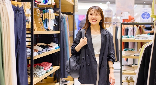 アパレル販売スタッフが笑顔で出勤している様子