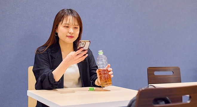 アパレル販売スタッフが休憩をしている様子