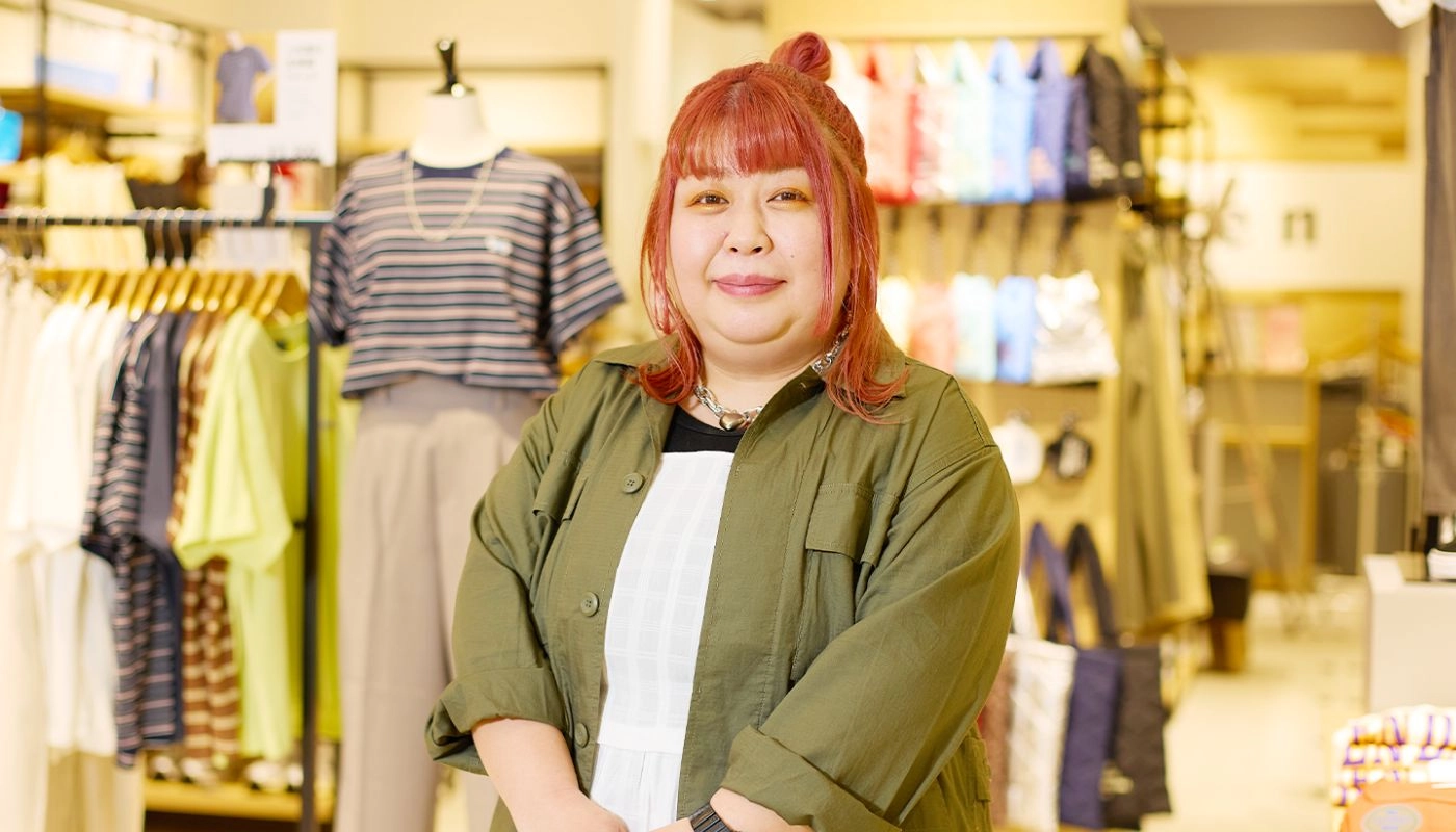 アパレル販売スタッフ（アルバイト・パート）のS.A.さんが笑顔で正面を向いている様子