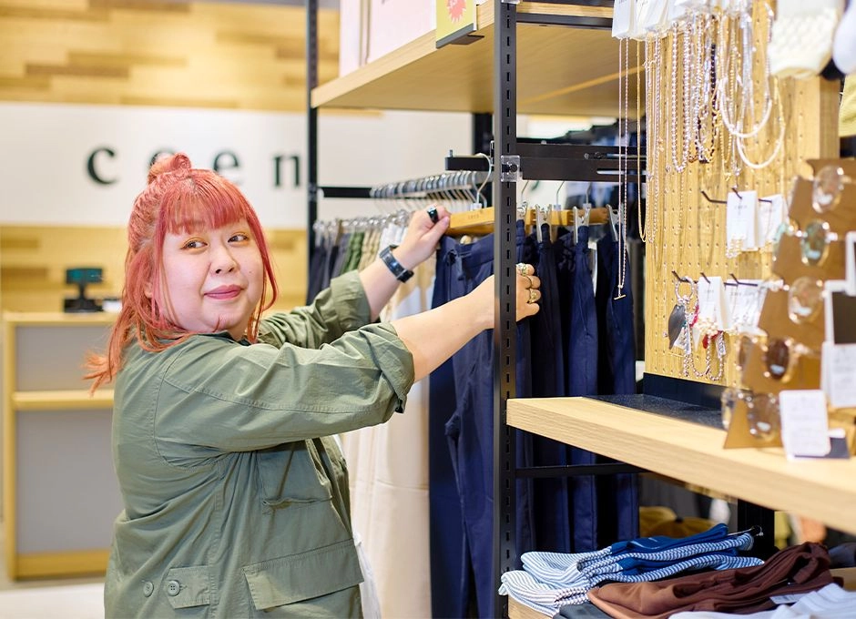 店内で商品整理を行うアパレル販売スタッフ（アルバイト・パート）のS.A.さんの様子