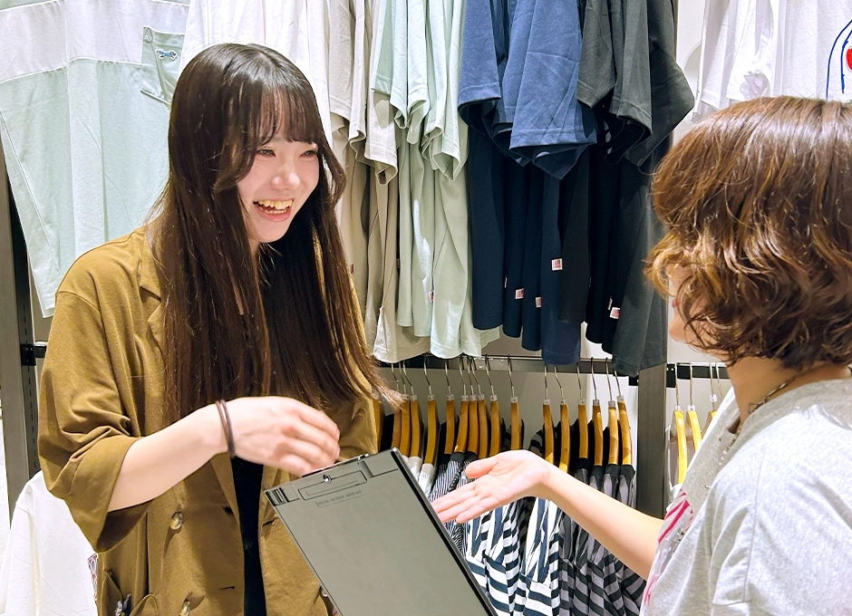 アパレル販売スタッフ（アルバイト・パート）のM.M.さんがスタッフと会話する様子