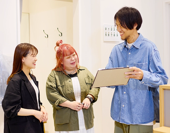 アパレル販売スタッフ同士が会話している様子